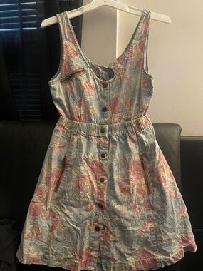 UO Kimchi Blue Light Blue Denim Dress with Pink Floral Print Size Medium NWOT